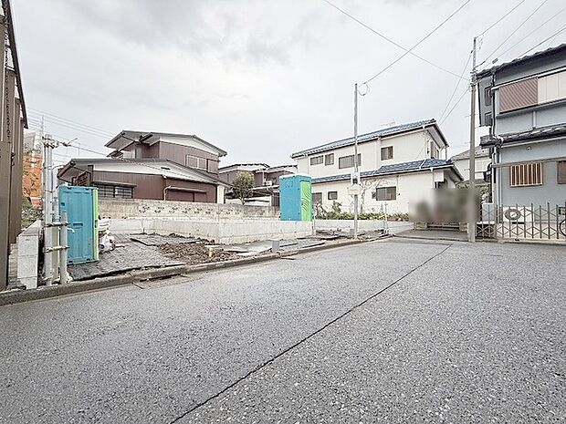 周辺は住宅が建ち並ぶ閑静な住宅街です。