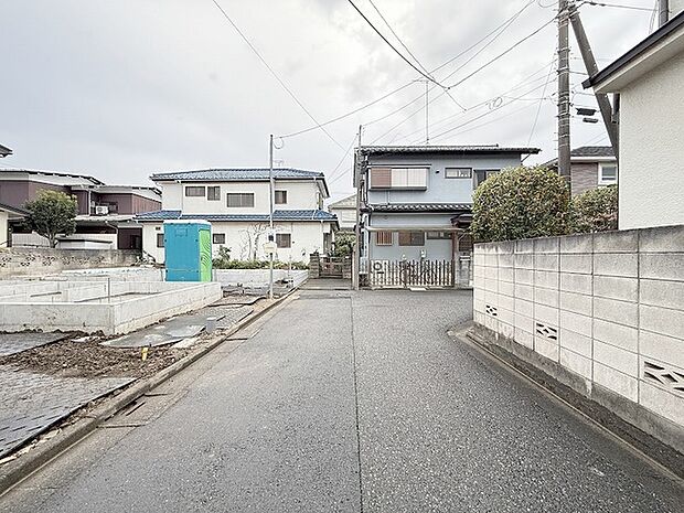 安心して暮らすことのできる住宅街。 住宅地の道路は一般に交通量が少なく車などの騒音が少ないため、住民にとって静かな生活環境が提供されます。