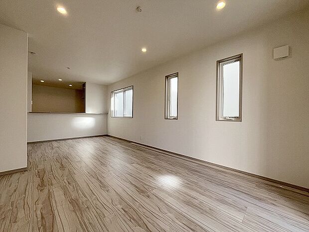 家族が食事するダイニングスペースをキッチンから見渡せる設計に。お料理をしながら家族とのコミュニケーションが増えそうな予感。