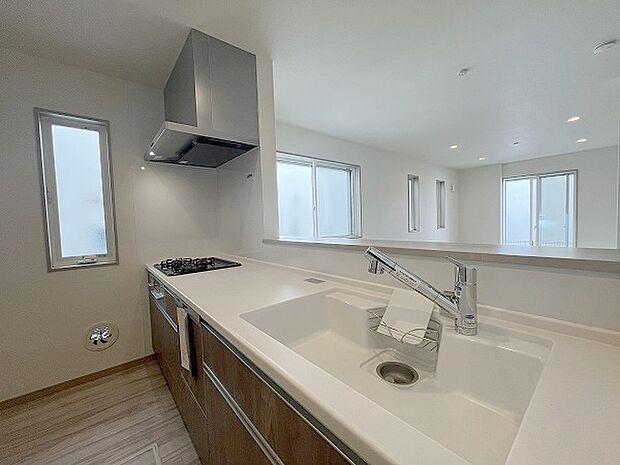 お料理をしながらリビングの家族やゲストとの会話が楽しめるカウンタータイプのキッチン。毎日のお料理を楽しく快適に。 