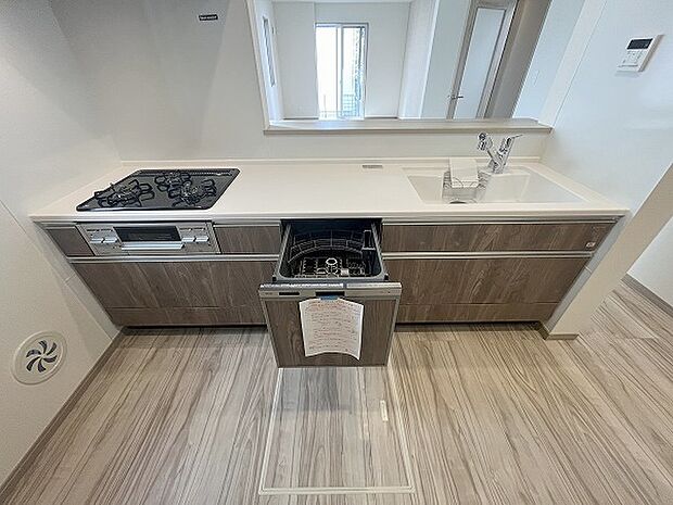 毎日の家事をサポートしてくれる食洗器も標準に装備。ちょっと嬉しい設備です 