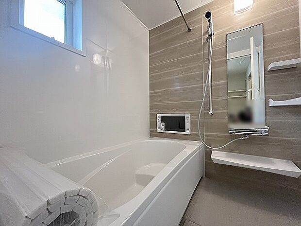 一日の疲れを癒してくれるゆったりとしたバスルームです。 