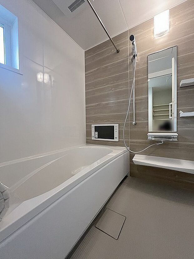 一日の疲れを癒してくれるゆったりとしたバスルームです。