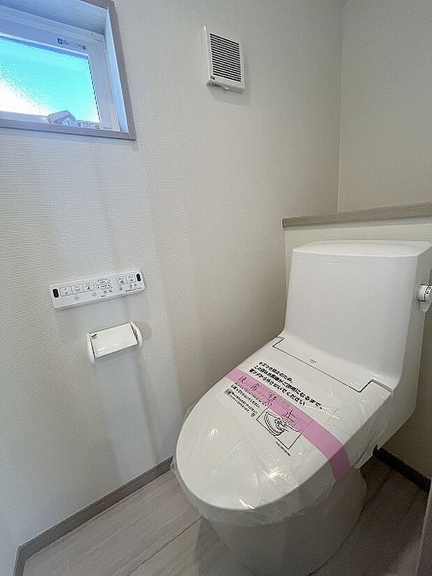 小窓から柔らかな光が優しく差し込むトイレ。 