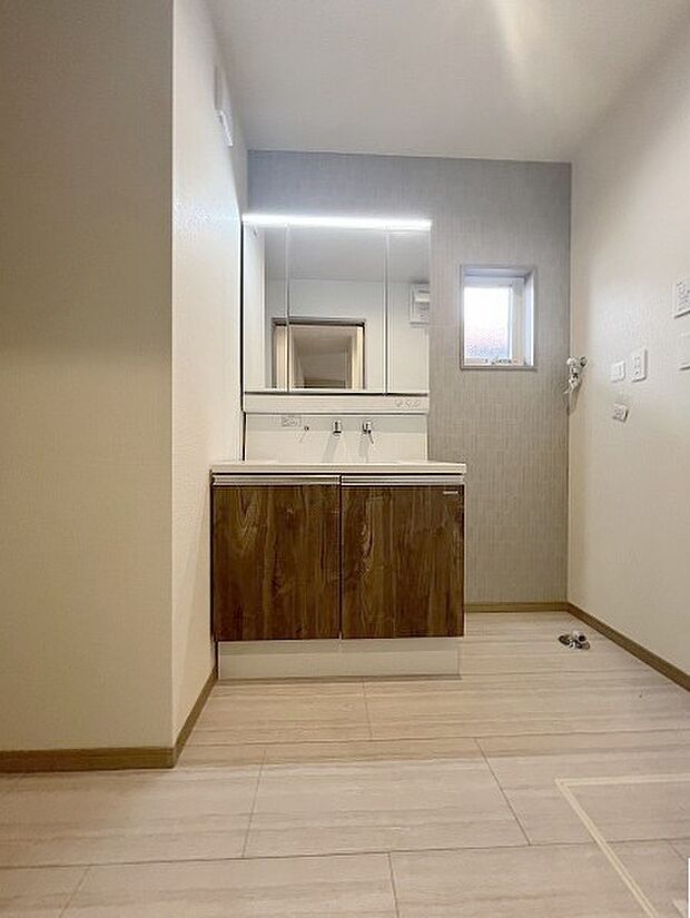 三面鏡に洗面台。 コンセントに照明機能、多機能性を備えた設備です。