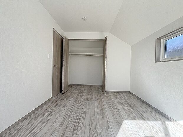 豊富な収納スペースもこの物件の特長の一つ。各所に収納が完備されており、生活をスッキリと整えることができます。