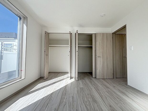 各所に効率的に配置された収納スペースがあり、日常のモノをすっきりと収納できます。