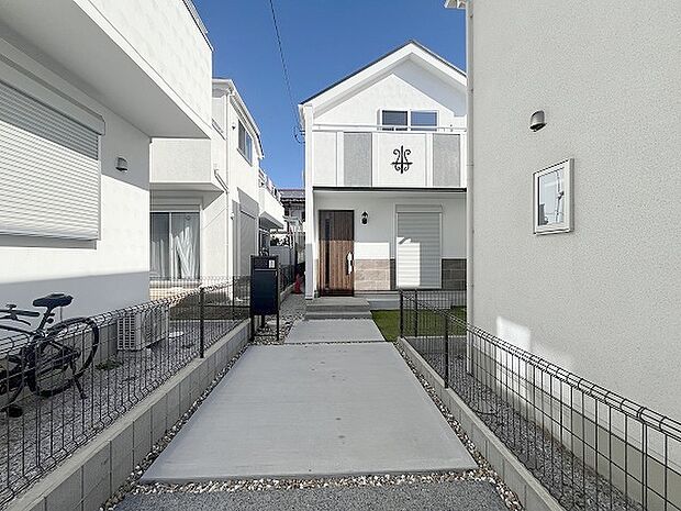 周辺の街並みの中で適度な主張、生活に溶け込むシンプルなデザインの外観が魅力の一戸建です。