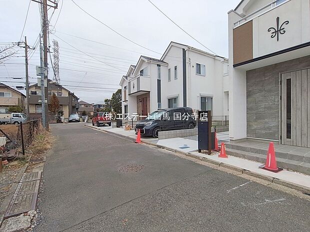 安心して暮らすことのできる住宅街。 住宅地の道路は一般に交通量が少なく車などの騒音が少ないため、住民にとって静かな生活環境が提供されます。