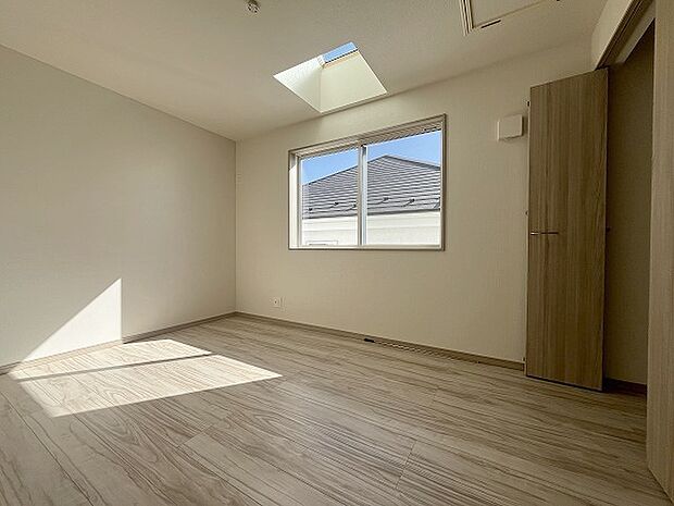 スタイリッシュなデザインと快適な居住性を兼ね備えた洋室。広々とした空間は、自分らしいインテリアを楽しむことができるほか、リラックスした時間を過ごすことができそうです。 