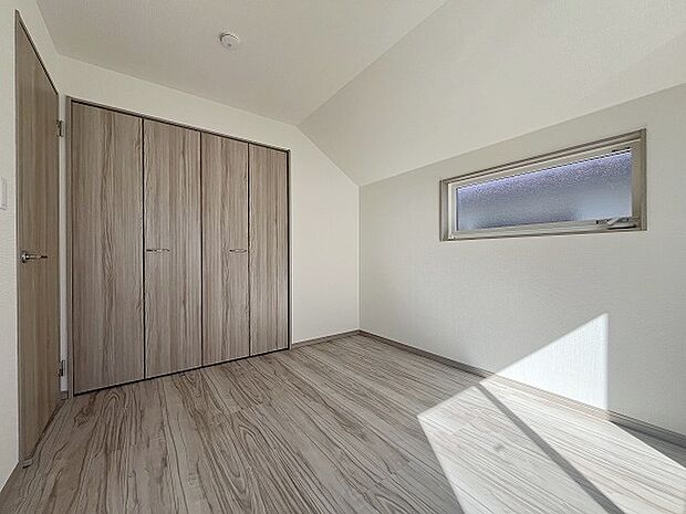 勾配天井の2階のお部屋。この勾配の角度がお洒落な雰囲気を感じさせてくれます。 