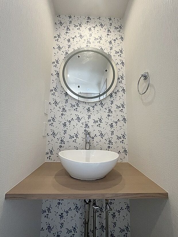 品のある花柄が空間に優しい彩りを添えます 