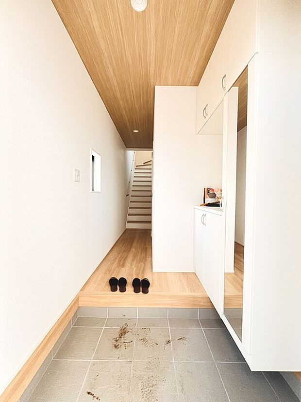 玄関は家の第一印象を左右する重要な場所。ほどよい広さとスタイリッシュな色遣いが印象的です。