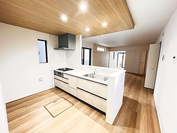 カウンターキッチンならではの開放的な見通し、全体が見渡せることでご家族の団欒スペースもより明るく笑顔が溢れる空間となります。