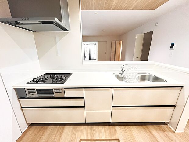 お料理をしながらリビングの家族やゲストとの会話が楽しめるカウンタータイプのキッチン。毎日のお料理を楽しく快適に。