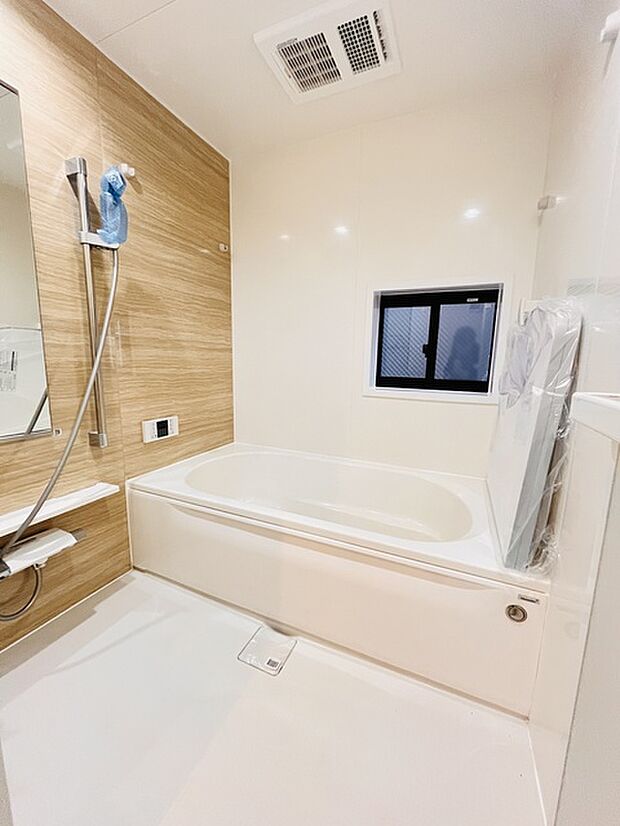 一日の疲れを癒してくれるゆったりとしたバスルームです。