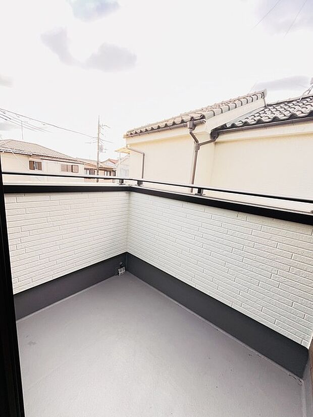 日々の忙しさやストレスから離れ、バルコニーで静かに深呼吸、心が穏やかになります。