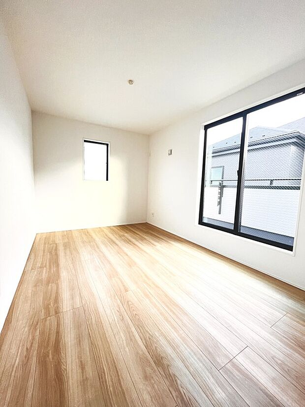 洋室はモダンなデザインと機能性を備え、快適な生活空間に。明るい窓から差し込む自然光が広々とした空間をさらに明るく開放的に感じさせます。