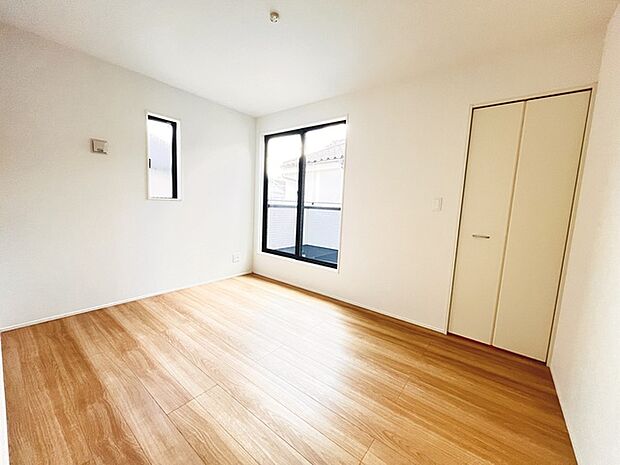 実際に室内をご見学頂くと生活のイメージが広がると思います。家具を置いたイメージや窓からの景色など。周辺で販売に出している物件も一緒にまとめてご見学頂き、比較する事もできます。