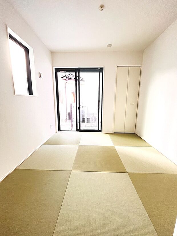 畳の香りと柔らかな光がリラックスした空間を作ります。