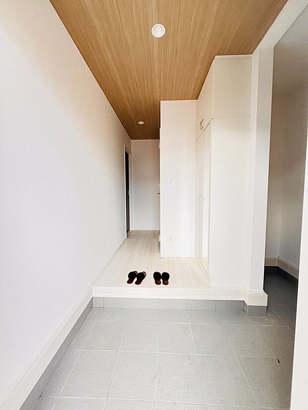 玄関は家の第一印象を左右する重要な場所。ほどよい広さとスタイリッシュな色遣いが印象的です。 