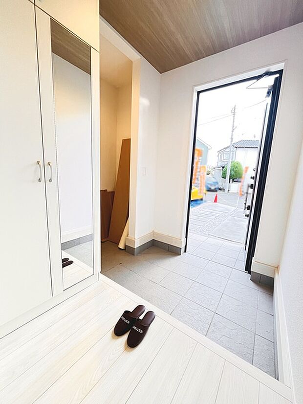 実際に室内をご見学頂くと生活のイメージが広がると思います。家具を置いたイメージや窓からの景色など。周辺で販売に出している物件も一緒にまとめてご見学頂き、比較する事もできます。