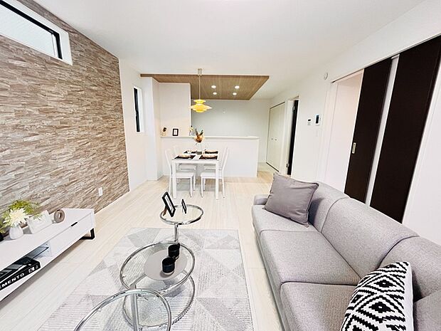 家族が一番集まる場所だから広々としつつも素敵な空間であって欲しい。みんながくつろぐリビングからキッチンまでが一つの空間のように繋がる間取り。