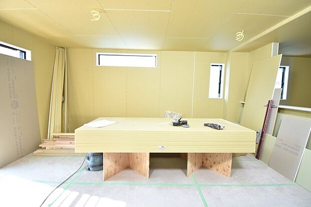 実際に室内をご見学頂くと生活のイメージが広がると思います。家具を置いたイメージや窓からの景色など。周辺で販売に出している物件も一緒にまとめてご見学頂き、比較する事もできます。