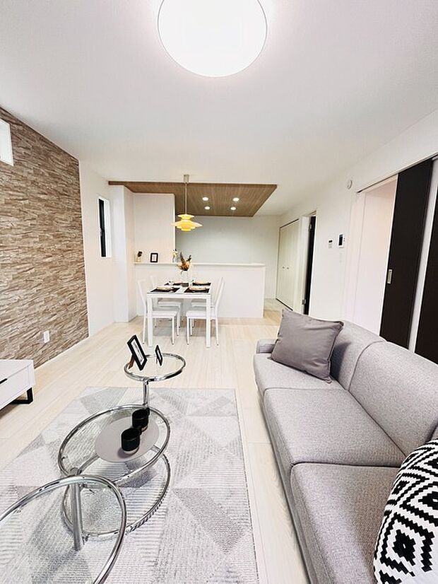 実際に室内をご見学頂くと生活のイメージが広がると思います。家具を置いたイメージや窓からの景色など。周辺で販売に出している物件も一緒にまとめてご見学頂き、比較する事もできます。