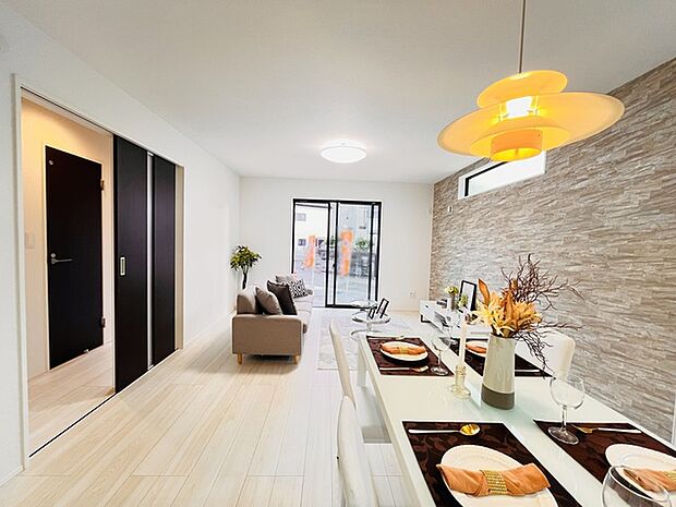 家族の集まるリビングは気持ちの良い自然光が差し込む団欒空間。室内のご見学予約も随時、受付中ですのでお気軽にお問合せください。