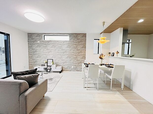 家族みんなが集まるリビング。広さを重視した家族全員が集まれるリビングは、住む上で大事な空間になります。 