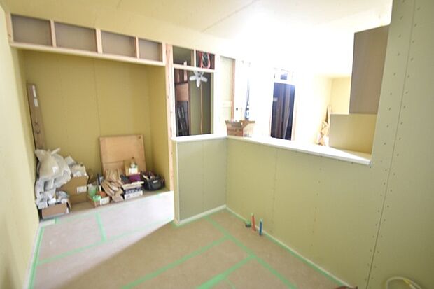 お料理をしながらリビングの家族やゲストとの会話が楽しめるカウンタータイプのキッチン。毎日のお料理を楽しく快適に。 