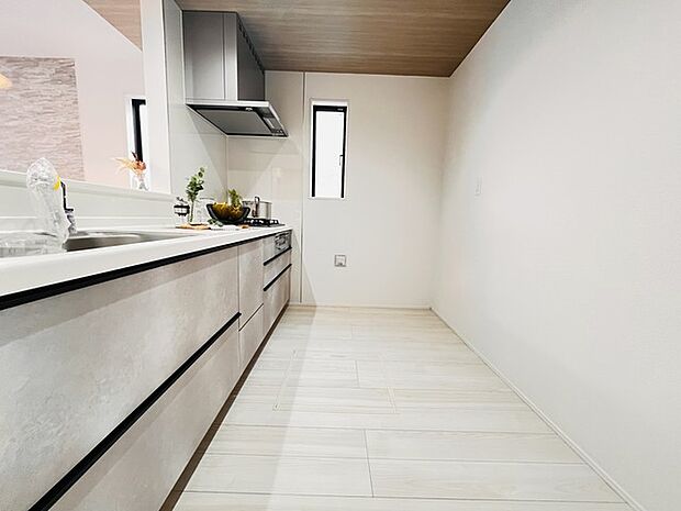 カウンターキッチンならではの開放的な見通し、全体が見渡せることでご家族の団欒スペースもより明るく笑顔が溢れる空間となります。 