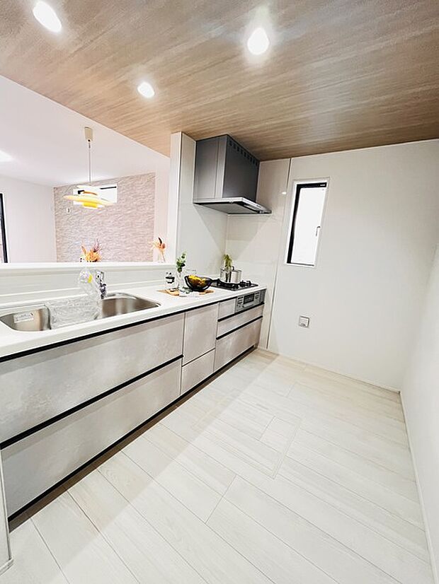 お料理をしながらリビングの家族やゲストとの会話が楽しめるカウンタータイプのキッチン。毎日のお料理を楽しく快適に。 