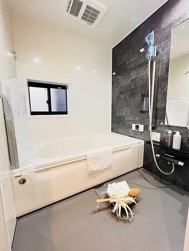 一日の疲れを癒してくれるゆったりとしたバスルームです。 