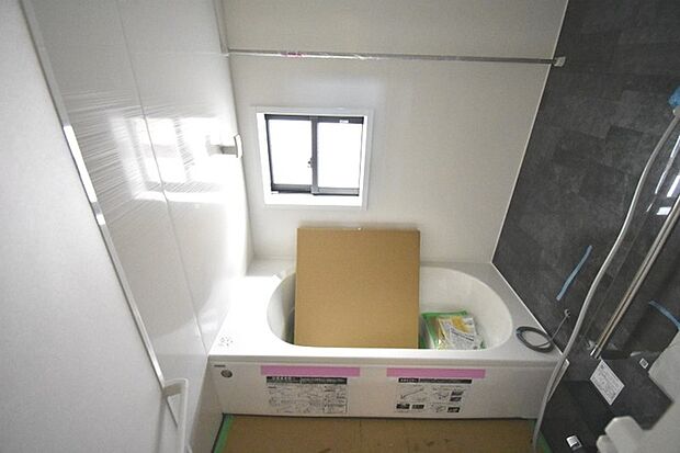 一日の疲れを癒してくれるゆったりとしたバスルームです。 