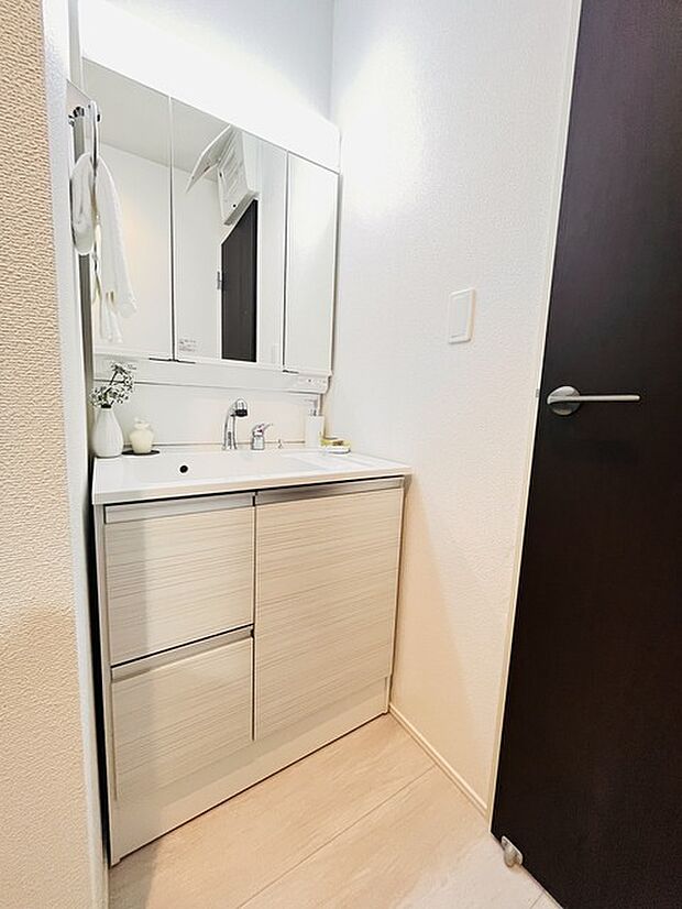 三面鏡に洗面台。 コンセントに照明機能、多機能性を備えた設備です。  