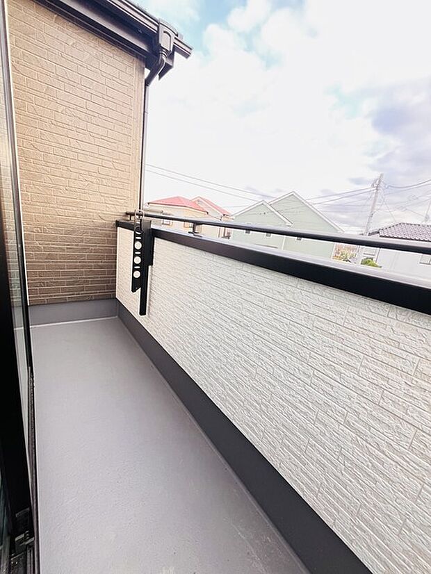 季節の変化や天気の良い日には、バルコニーでの時間が心地よく、気分をリフレッシュさせることができます。