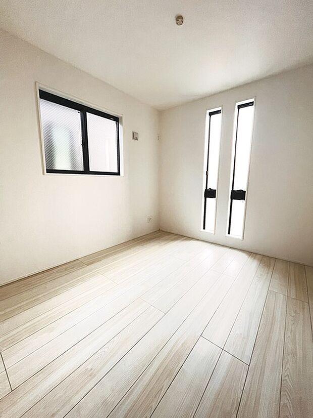 洋室はモダンなデザインと機能性を備え、快適な生活空間に。明るい窓から差し込む自然光が広々とした空間をさらに明るく開放的に感じさせます。  