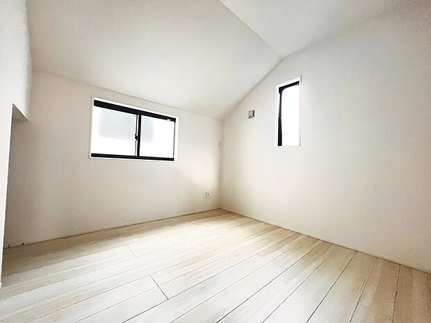 勾配天井の2階のお部屋。この勾配の角度がお洒落な雰囲気を感じさせてくれます。