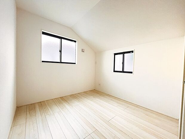 実際に室内をご見学頂くと生活のイメージが広がると思います。家具を置いたイメージや窓からの景色など。周辺で販売に出している物件も一緒にまとめてご見学頂き、比較する事もできます。