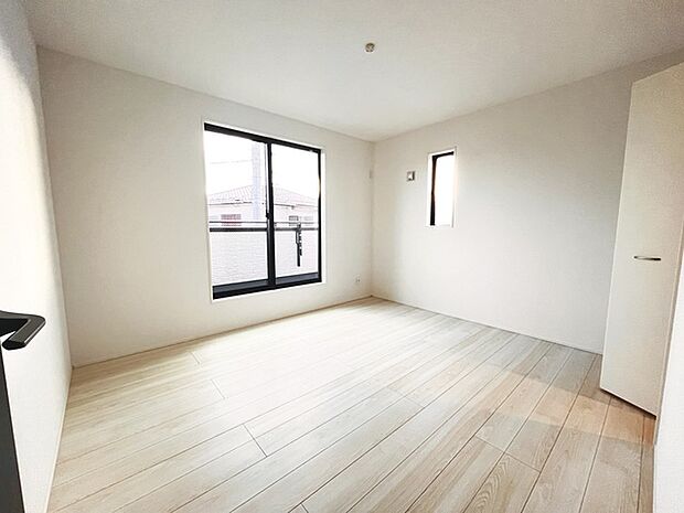 スタイリッシュなデザインと快適な居住性を兼ね備えた洋室。広々とした空間は、自分らしいインテリアを楽しむことができるほか、リラックスした時間を過ごすことができそうです。