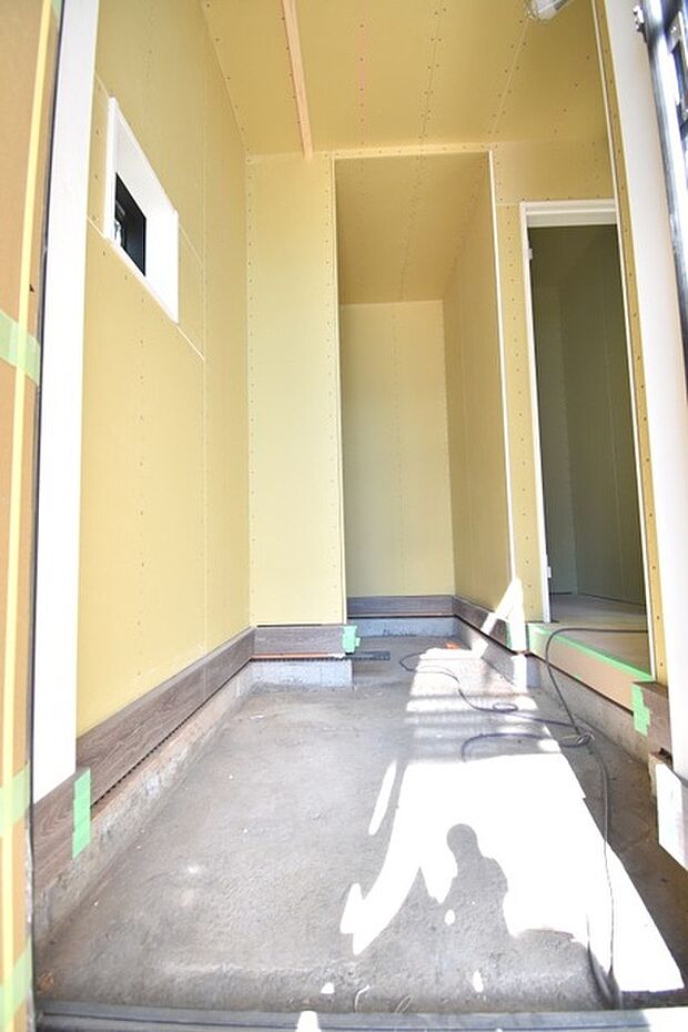 靴が沢山ある方には嬉しいシューズクローク。ベビーカーやゴルフバッグなども置けそうなスペースに 