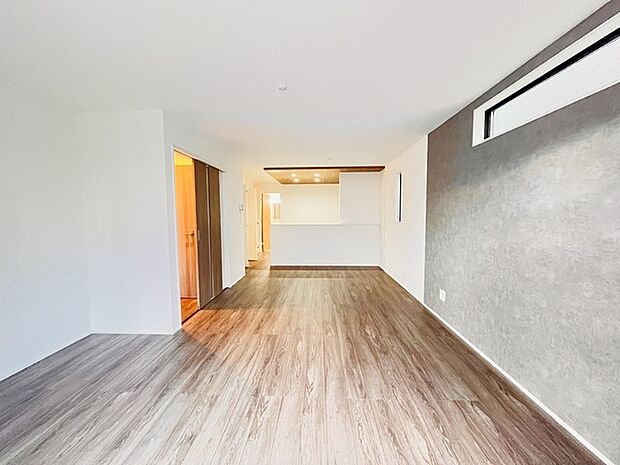 家族が食事するダイニングスペースをキッチンから見渡せる設計に。お料理をしながら家族とのコミュニケーションが増えそうな予感。