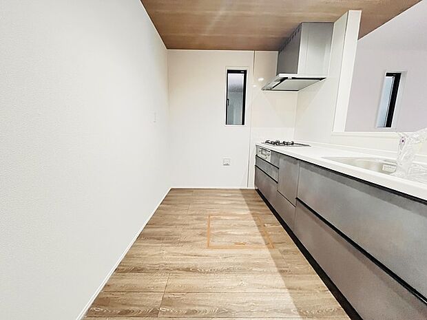 キッチンコンロスペースの近くには、空気の入れ替えが可能な開口部を設置!! お料理をする際には、換気扇を回しながら匂いが籠らない様に開放してお料理もお楽しみ頂けます。