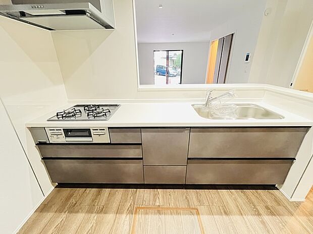 お料理をしながらリビングの家族やゲストとの会話が楽しめるカウンタータイプのキッチン。毎日のお料理を楽しく快適に。