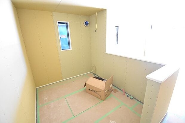 お料理をしながらリビングの家族やゲストとの会話が楽しめるカウンタータイプのキッチン。毎日のお料理を楽しく快適に。 