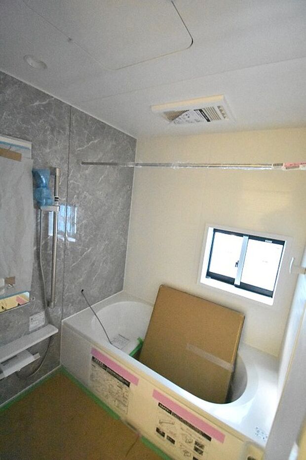 一日の疲れを癒してくれるゆったりとしたバスルームです。 