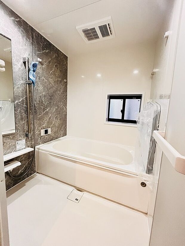 一日の疲れを癒してくれるゆったりとしたバスルームです。