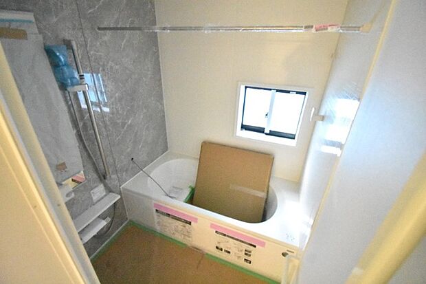 一日の疲れを癒してくれるゆったりとしたバスルームです。 